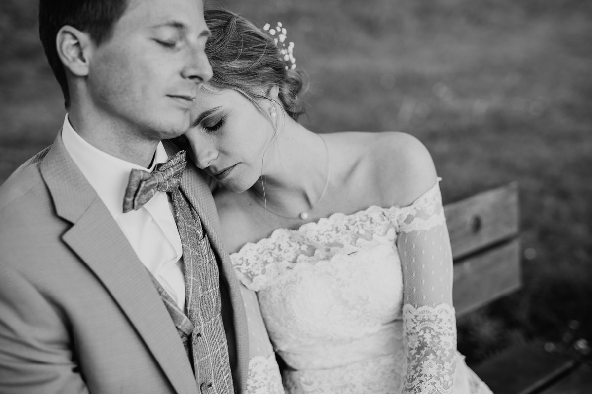 Wedding Shooting Brautpaar auf Bank