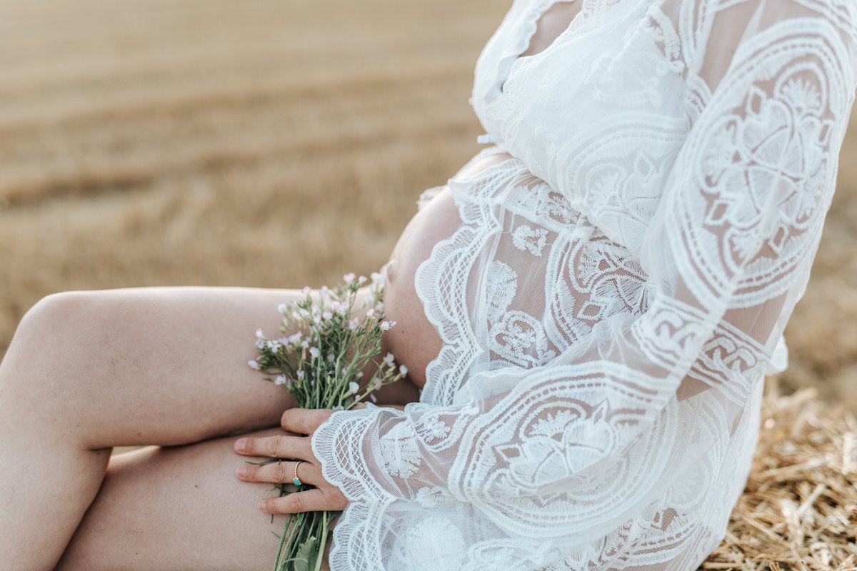 Schwangerschaftsshooting Schwangere Frau im Feld